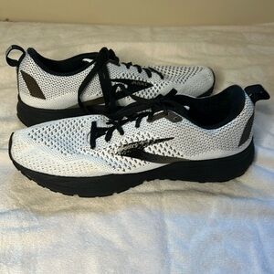 Brooks Revel 6 Running shoe white and black